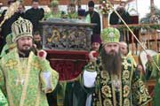 По окончании Божественной литургии мощи преподобного Серафима Саровского перенесли в Троицкий собор