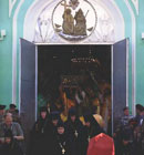 Святые .мощи преподобного Серафима выносят из Троицкого собора Серафимо-Дивеевского монастыря. 29 июля 2003 года.
